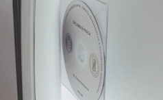 Plastový priesvitný obal na CD je vhodný na potlačené CD aby bolo vidieť potlač. 